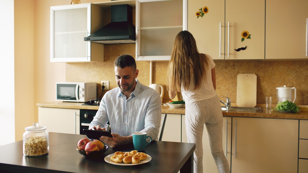 Rodzina przy stole kuchennym o poranku
