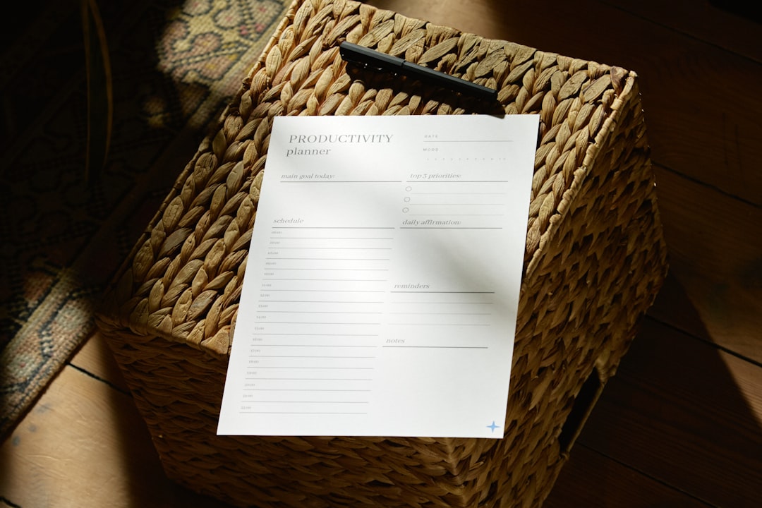 Lista zakupów spożywczych na kartce papieru